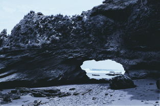 世界上最奇观的岩石世界最大的一块石头，会折射七彩颜色